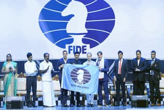 செஸ் ஒலிம்பியாட் நிறைவு விழா: FIDE கொடி ஹங்கேரியிடம் ஒப்படைப்பு!