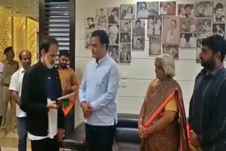 minister-ashwath-narayan-gave-the-national-flag-to-the-raj-family
