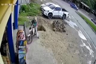 viral video  Viral Video of a Man and his bike falls into hole  Man and his bike in parking space falls into hole Video goes Viral  പാർക്കിംഗ് ഏരിയയിൽ നിന്ന് ആളും ബൈക്കും കുഴിയിലോട്ട്  വീഡിയോ വൈറലാകുന്നു  പാർക്കിംഗ് ഏരിയയിൽ നിന്ന് ബൈക്ക് പുറകോട്ട് എടുക്കുന്നതിനിടെ ഒരാള്‍ അബദ്ധത്തിൽ കുഴിയിൽ വീഴുന്ന വീഡിയോ  സമൂഹമാധ്യമങ്ങളില്‍ വൈറലാകുന്ന വീഡിയോ  അബദ്ധത്തിൽ കുഴിയിൽ വീഴുന്ന വീഡിയോ  ദശലക്ഷത്തിലധികം ആളുകള്‍ കണ്ട വീഡിയോ