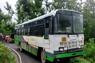 APRTC bus stolen to go home one Arrested  വീട്ടില്‍ പോകാന്‍ ബസ് കിട്ടിയില്ല  ആന്ധ്ര പ്രദേശ് ആര്‍ടിസിയുടെ ബസ് മോഷ്ടിച്ചു  എപിആര്‍ടിസിയുടെ ബസ് മോഷണം  APRTC bus theft one arrest