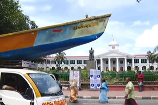 Thiruvananthapuram Latin Archdiocese Protest  Protest against the Vizhinjam Port  വിഴിഞ്ഞം തുറമുഖത്തിനെതിരെ പ്രതിഷേധം  തീരശോഷണത്തിനെതി മത്സ്യ തൊഴിലാളികളുടെ പ്രതിഷേധം  സെക്രട്ടേറിയറ്റിന് മുന്നിൽ ബോട്ടുകൾ നിരത്തി പ്രതിഷേധം