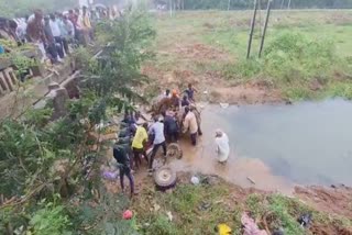 The tractor fell from bridge into Kelageri lake in Dharwad