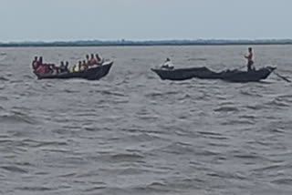 Boat stuck in fast flow of Ganga in Sahibganj