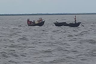 boat-stuck-in-fast-flow-of-ganga-in-sahibganj