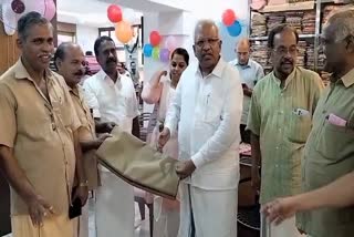 payyanur khadi centre  khadi Uniform for Auto Drivers payyanur kannur  khadi Uniform  kannur latest news  payyanur news  kerala khadi board  ഖാദി യൂണിഫോം  പയ്യന്നൂരെ ഓട്ടോറിക്ഷാ ഡ്രൈവർമാർ ഖാദി  പയ്യനൂർ ഖാദി കേന്ദ്രം  പയ്യന്നൂർ വാർത്ത  കണ്ണൂർ വാർത്തകൾ