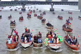 azadi-ka-amrit-mahotsav-har-ghar-tiranga-75-boats-in-tapi-river-sway-tricolour-in-surat