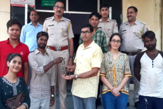 Man returned gold necklace in Chaksu which he found on road