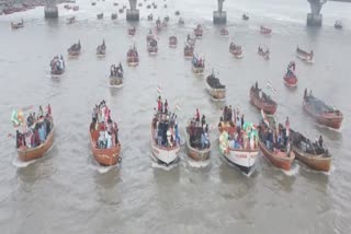 सूरत : तापी नदी में 75 नावों पर मनाया गया आजादी का अमृत महोत्सव