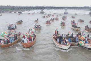 Surat people sway tricolour from 75 boats in Tapi river