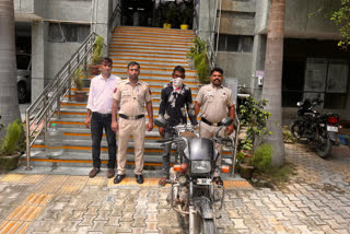 पुलिस की गिरफ्त में आरोपी