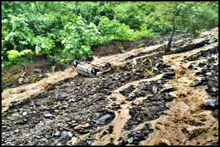 Vehicles stuck in drain in shimla