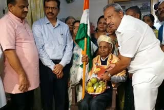 Minister Bhairati Basavaraj honored freedom fighter T.S. Siddaramappa