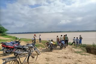 BOAT FULL OF FIFTY PEOPLE SINKS IN YAMUNA RIVER IN BANDA