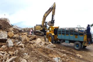 idukki rain  kochi dhanushkodi national highway traffic  landslide in kochi dhanushkodi national highway  ഇടുക്കി മഴ  കൊച്ചി ധനുഷ്കോടി ദേശീയപാത  ഇടുക്കിയില്‍ മഴയ്ക്ക് ശമനം  കൊച്ചി ധനുഷ്കോടി ദേശീയപാത ഗ്യാപ് റോഡ്