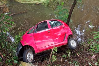 three injured car accident in kozhikode mavoor road  car accident in kozhikode mavoor road  car accident in kozhikode  kozhikode mavoor car accident  kozhikode latest news  kozhikode news today  latest news today  മാവൂരില്‍ കാര്‍ മറിഞ്ഞ് മൂന്ന് പേർക്ക് പരിക്ക്  കൽപള്ളി കാര്യാട്ട് കാര്‍ അപകടം  മാവൂർ കോഴിക്കോട് റോഡിൽ കാര്‍ േഅപകടം  കോഴിക്കോട് പുതിയ വാര്‍ത്ത  ഏറ്റവും പുതിയ വാര്‍ത്ത കോഴിക്കോട്  കോഴിക്കോട് അപകട വാര്‍ത്ത  accident news kozhikode