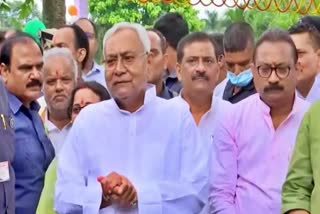 CM Nitish Kumar Statement  2024 lok Sabha Election  CM Nitish Kumar Statement on opposition unity  Etv Bharat Karnataka news  2024ರ ಲೋಕಸಭೆ ಚುನಾವಣೆ  ನಿತೀಶ್​ ಕುಮಾರ್ ಪಿಎಂ​ ಆಗೋದ್ರಲ್ಲಿ ತಪ್ಪೇನಿದೆ ಎಂದ ಯಾದವ್​