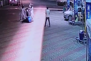 Petrol pump salesman looted and attacked with an axe  പെട്രോള്‍ പമ്പ് ജീവനക്കാരനെ മഴുകൊണ്ട് ആക്രമിച്ച് പണം കവര്‍ന്നു  പെട്രോള്‍ പമ്പില്‍ നിന്നും പണം കവര്‍ന്നു  ഹരിയാനയില്‍ പെട്രോള്‍ പമ്പില്‍ കവര്‍ച്ച