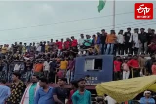 MOB ON TRAIN ENGINE IN BALLIA RAILWAY STATION