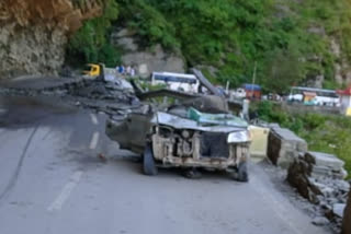 Stones fell on car in mandi