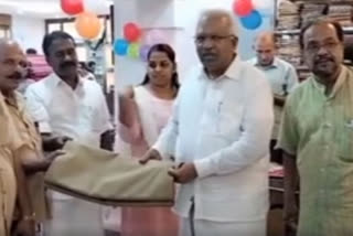 Auto drivers to wear only uniform made out of Khadi in Payyanur