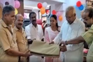 Auto drivers to wear only uniform made out of Khadi in Payyanur