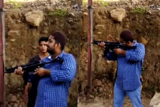 MP5 Gun  varanasi youth arrested for using mp5 gun  uttar pradesh man arrested for using mp5 gun  എംപി 5  ഭേലുപൂര്‍  വാരാണസി രേവാരി  ഉത്തര്‍പ്രദേശ്  national news  national latest news  national news headliness  ദേശീയ വാര്‍ത്ത  ദേശീയ വാര്‍ത്തകള്‍  ഇന്നത്തെ വാര്‍ത്തകള്‍