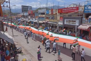 ஐநூறு மீட்டர் நீளமுள்ள தேசிய கொடியை கையில் ஏந்தி  பாஜக பேரணி