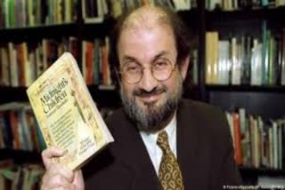 Ayatollah Khomeini Fatwa against Salman Rushdie  അയത്തൊള്ള ഖൊമേനിയുടെ ഫത്‌വയ്‌ക്ക് ശേഷം സല്‍മാന്‍ റുഷ്‌ദിയുടെ ജീവിതം  news about Salman Rushdie  സാത്തനിക് വേഴ്‌സസ്  protest after The Satanic Verses  സാത്തനിക് വേഴ്‌സസിനെതിരെ നടന്ന പ്രതിഷേധങ്ങള്‍  സല്‍മാന്‍ റുഷ്‌ദി  international news  latest international news  international news headliness  international news today  അന്താരാഷ്ട്ര വാര്‍ത്തകള്‍  അന്താരാഷ്ട്ര വാര്‍ത്ത  ലോക വാര്‍ത്ത  ലോക വാര്‍ത്തകള്‍