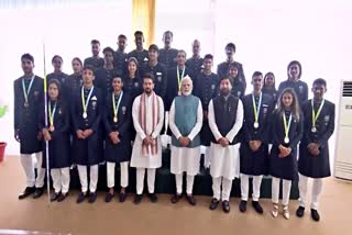 PM Modi meets CWG medalists  PM narendra modi  CWG 2022 medalists  PM Modi compares sportspersons with freedom fighters  प्रधानमंत्री नरेंद्र मोदी  प्रधानमंत्री मोदी राष्ट्रमंडल खेलों में ऐतिहासिक 61 पदक जीतकर लौटे खिलाड़ियों से मिले  बर्मिंघम राष्ट्रमंडल खेलों