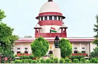 Unnao Rape Case  Unnao Rape Case Latest News update  Unnao Rape Survivor moves to Supreme Court  Unnao Rape Survivor moves to Supreme Court seeking transfer of the criminal case to Delhi  ക്രിമിനൽ കേസ് ഡൽഹിയിലേക്ക് മാറ്റണമെന്ന് ആവശ്യപ്പെട്ട്  ഉന്നാവോ അതിജീവിത സുപ്രീം കോടതിയില്‍  ബലാത്സംഗക്കേസിലെ പ്രതിയുടെ അച്ഛന്‍ ചുമത്തിയ ക്രിമിനൽ കേസ്  ഡൽഹിയിലേക്ക് മാറ്റണമെന്ന് ആവശ്യപ്പെട്ട് ഉന്നാവോയിലെ ബലാത്സംഗത്തെ അതിജീവിച്ച പെൺകുട്ടി സുപ്രീം കോടതിയിൽ