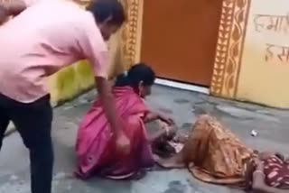 woman delivers in health center compound in madhya pradesh  health center locked woman delivers in compound  Ratlam health department  ആശുപത്രി വളപ്പിൽ പ്രസവിച്ച് യുവതി  രത്‌ലം ആരോഗ്യവകുപ്പ്  മധ്യപ്രദേശ് ആരോഗ്യവകുപ്പ് അനാസ്ഥ  മധ്യപ്രദേശിലെ രത്‌ലം ജില്ല