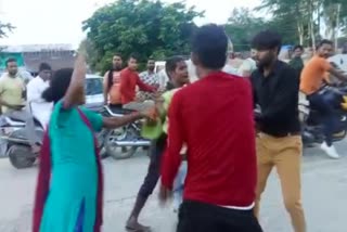 women-beat-boys-with-slippers-viral-video-of-aligarh