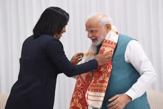 hima-das-presents-gamcha-to-pm-modi