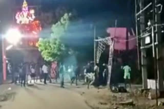 Clash between two sides  thiruchendur Clash between two sides  police injured in Clash between two sides  thiruchendur  இருதரப்பினரிடையே மோதல்  திருச்செந்தூரில் இருதரப்பினரிடையே மோதல்  திருச்செந்தூர் தகராரில் காவலர்களுக்கு காயம்  திருச்செந்தூர்