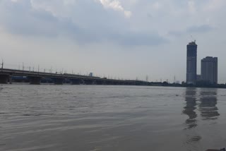 Yamuna recedes below danger mark  ഡൽഹിയിൽ യമുന നദിയിലെ ജലനിരപ്പ്  യമുന നദി തീരത്ത് നിന്ന് ജനങ്ങൾ മാറാൻ മുഖ്യമന്ത്രി  അരവിന്ദ് കേജരിവാൾ വാർത്തകൾ  ഡൽഹി വാർത്തകൾ  യമുന നദി തീരത്തുള്ളവർക്ക് ജാഗ്രതാ നിർദേശം  national news  yamuna river water level  alert at yamuna river banks  Chief Minister Arvind Kerjriwal news  ദേശീയ വാർത്തകൾ