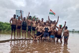 unique way Amrit Mahotsav celebration swam through 9 km flood in Krishna river with Tiranga