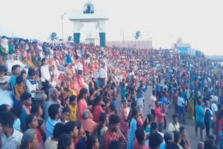 tourists came to Kanyakumari to enjoy for the holidays