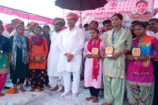Ramesh Meena honored the talents in karauli