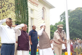 आजादी के अमृत महोत्सव पर झंडोत्तोलन