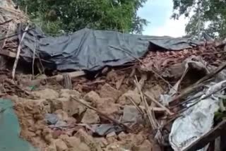 family died due to wall collapse in Pakhanjur