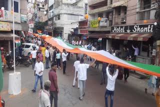 youth took out Tiranga yatra with 75 meter long flag In Jamshedpur