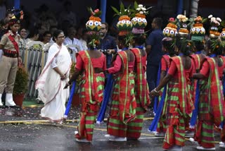 Mamata Banerjee dances to the tunes of tribal artist at Red Road