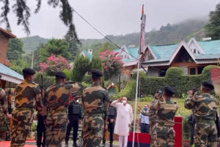 Farooq Abdullah hoists flag at home