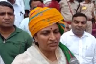 Shakuntala Rawat praised BJP MP and MLA during independence day in Alwar