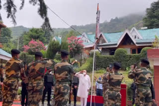 Farooq Abdullah hoists flag at home