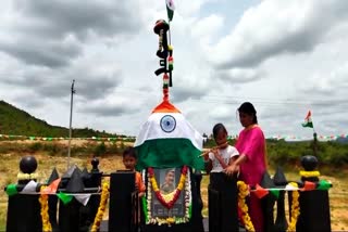 Daughter celebrated Independence Day by playing national anthem on a flute in front memorial of retired soldier