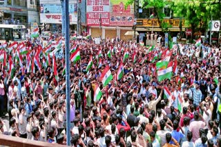 Mass singing of national anthem