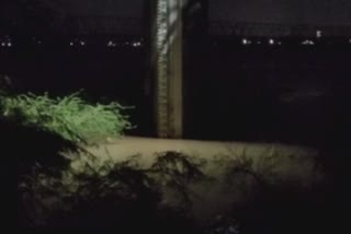 નર્મદાના કાંઠા વિસ્તારમાં તોળાઈ રહ્યું છે પૂરનું સંકટ વહીવટીતંત્ર પહોચ્યુું અડધી રાત્રે