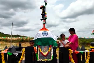 Daughter celebrated Independence Day by playing national anthem on a flute in front memorial of retired soldier