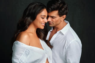 Bipasha Basu expecting first child,Karan Singh Grover expecting first child,Bipasha Basu baby bump pics,Bipasha Basu and her husband Karan Singh Grover,Bollywood actors baby bump pics,ನಟಿ ಬಿಪಾಶಾ ಬಸು ಬೇಬಿ ಬಂಪ್ ಫೋಟೋ,ಮೊದಲ ಮಗುವಿನ ನಿರೀಕ್ಷೆಯಲ್ಲಿರುವ ನಟಿಯರು,ಕರಣ್ ಸಿಂಗ್ ಗ್ರೋವರ್ ಮತ್ತು ಬಿಪಾಶಾ ಬಸು ಫೋಟೋಗಳು,ಕರಣ್ ಸಿಂಗ್ ಗ್ರೋವರ್ ಸಿನಿಮಾಗಳು,ಬಿಪಾಶಾ ಬಸು ಟಾಪ್​ ಸಿನಿಮಾಗಳು